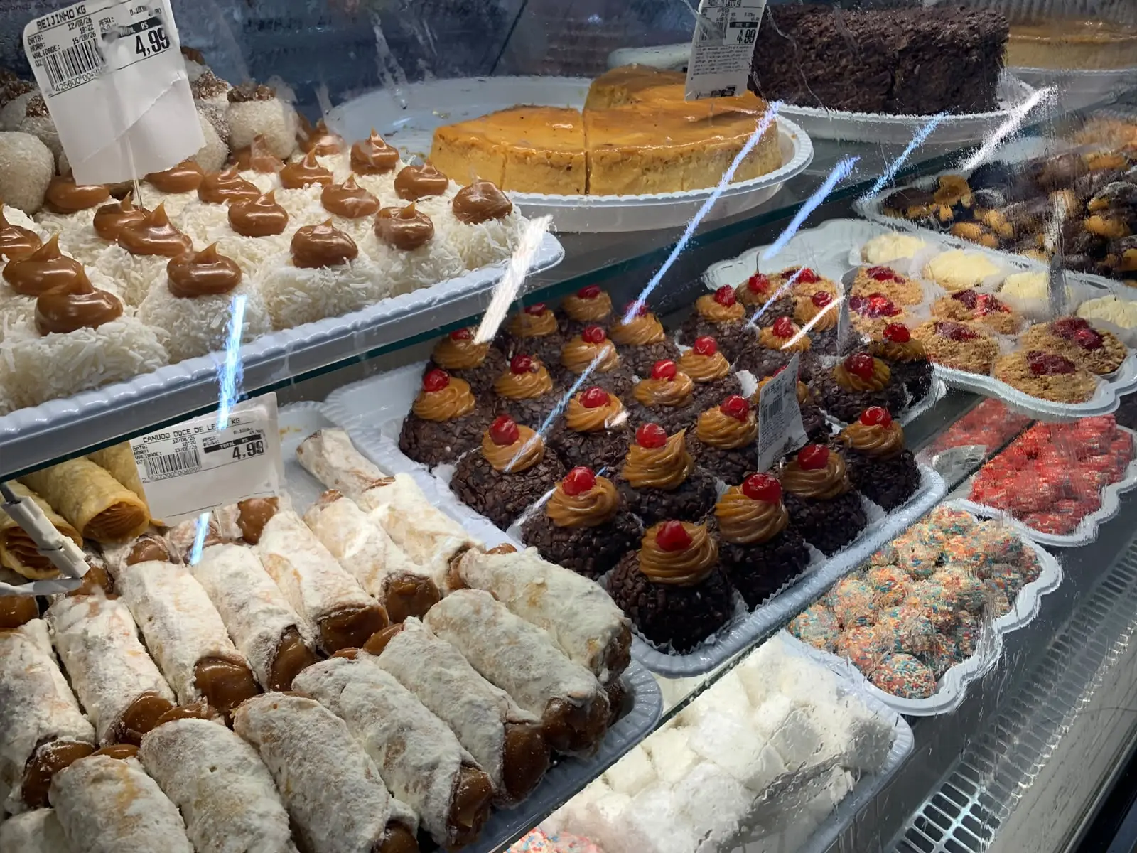 Vitrine da padaria com doces, salgados e bolos