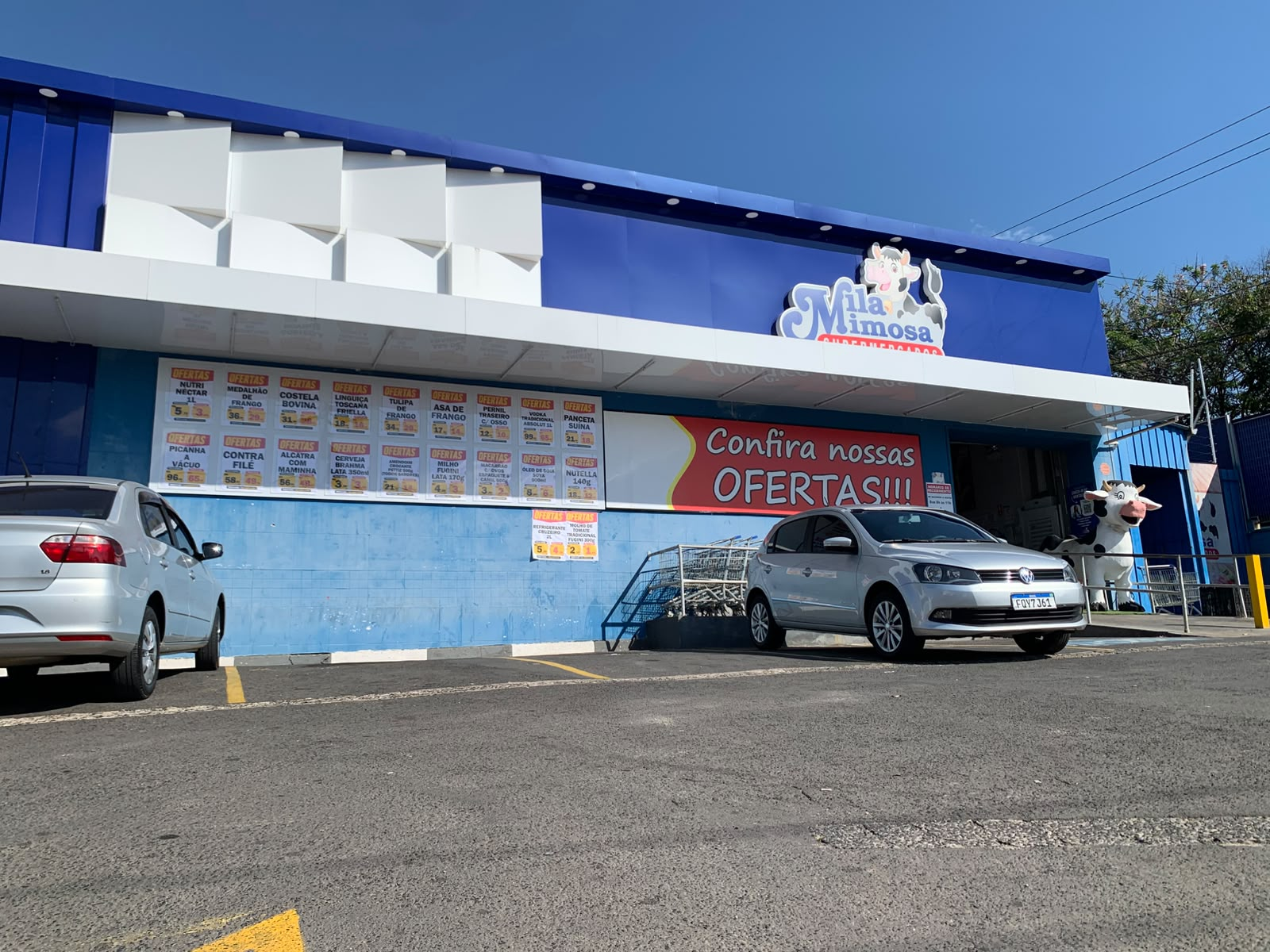 Fachada e estacionamento do Vila Mimosa Supermercados
