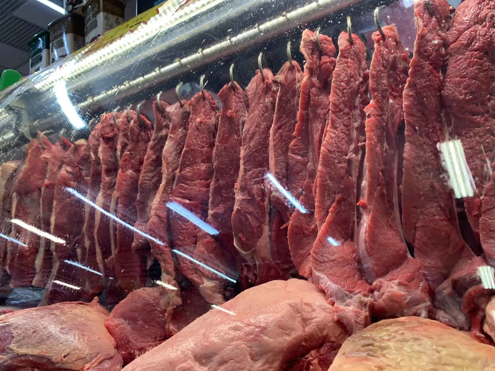 Cortes de carne frescos no balcão do açougue